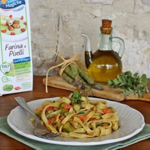 Fettuccine di piselli con asparagi e pomodoro