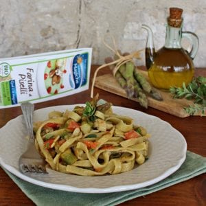 Fettuccine di piselli con asparagi e pomodoro Farine Magiche