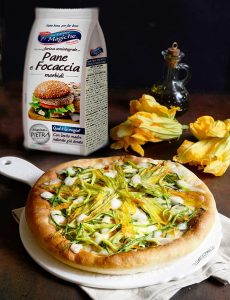 Focaccia con zucchine, fiori di zucca e mozzarella
