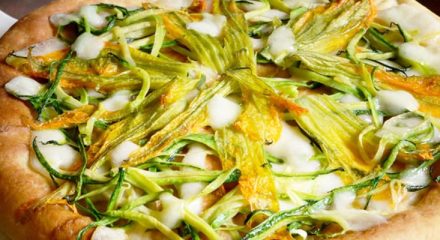 Focaccia con zucchine, fiori di zucca e mozzarella